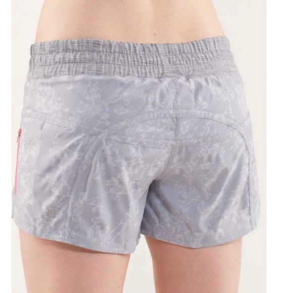 Lululemon Run: Tracker Short II Fossil Sz 6 - Picture 2 of 6